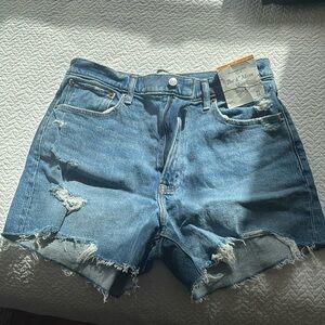 Abercrombie size 10 NWT 4” mom jean shorts. Medium wash.